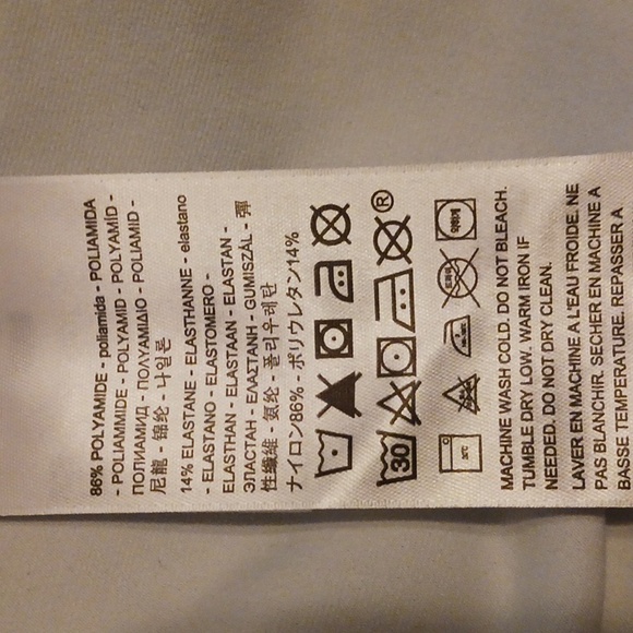 NWT **LEVI'S ** SLIM FIT BLACK & WHITE FLORAL SLIM FIT CROP TOP - WOMEN'S SMALL - Picture 4 of 4